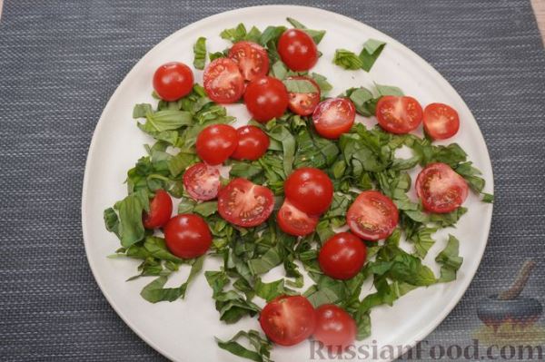 Салат с клубникой, помидорами, сельдереем и базиликом