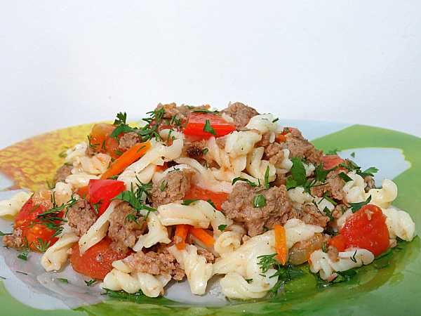 Гнезда из макарон с фаршем и грибами в духовке