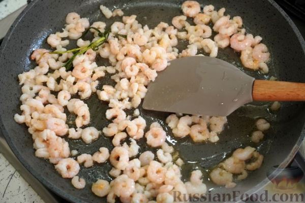 Салат с креветками, помидорами и оливками