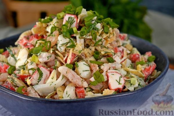 Салат с крабовыми палочками, морепродуктами и сыром