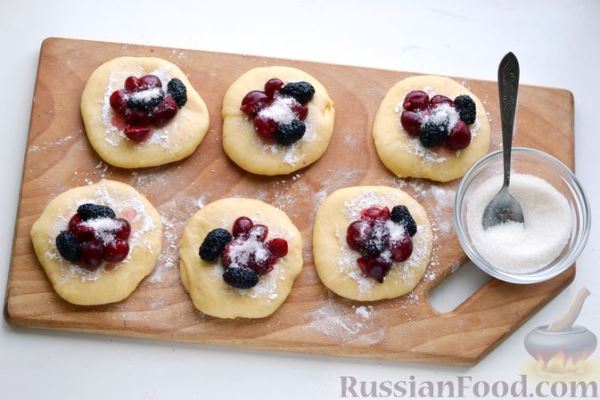 Дрожжевые пирожки с вишней и шелковицей (в духовке)