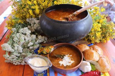 Томленый борщ в казане с кабачками и яблоками