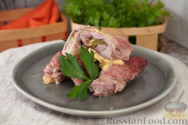 Мясные рулетики, запечённые с сыром и огурцом