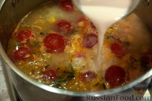 Сливочный суп с креветками, кукурузой и черри