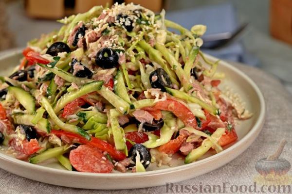 Салат с тунцом, капустой, болгарским перцем, огурцами и маслинами