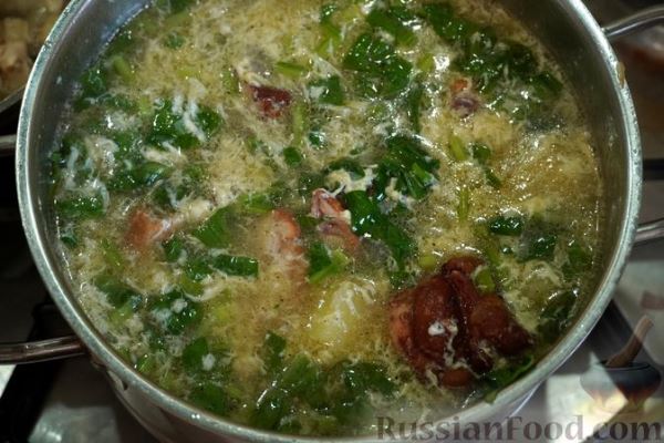 Щавелевый суп с копчёной курицей и яйцом