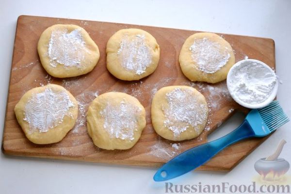 Дрожжевые пирожки с вишней и шелковицей (в духовке)