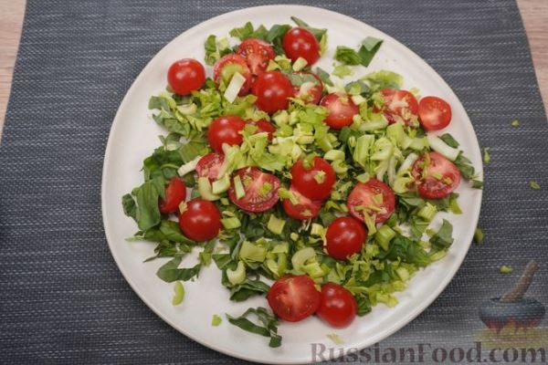 Салат с клубникой, помидорами, сельдереем и базиликом