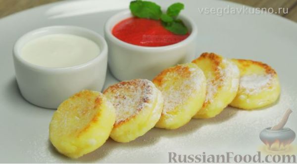 Нежные сырники с клубничным соусом