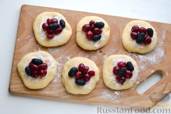 Дрожжевые пирожки с вишней и шелковицей (в духовке)