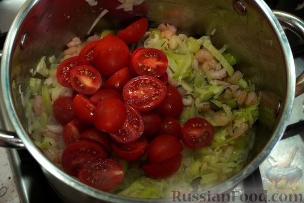 Сливочный суп с креветками, кукурузой и черри