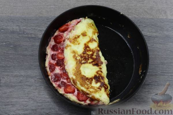 Омлет с клубникой и творожным сыром