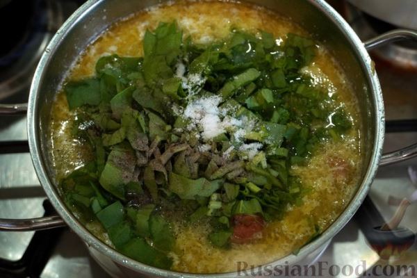 Щавелевый суп с копчёной курицей и яйцом