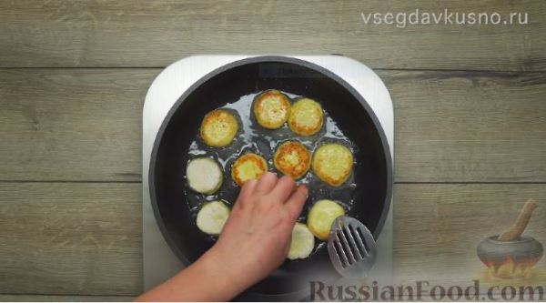 Нежные сырники с клубничным соусом