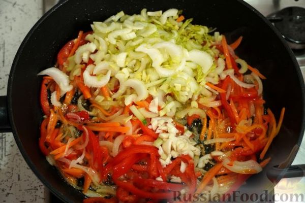 Салат с фунчозой, овощами и кальмарами