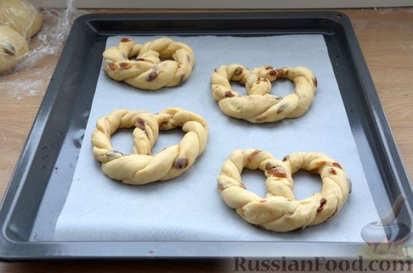 Сладкие крендели с изюмом и сахарной глазурью