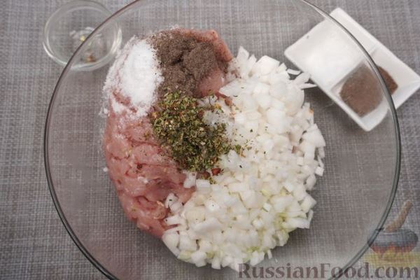 Молодая капуста, запечённая с фаршем, помидорами и сыром