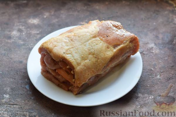 Мясной рулет с беконом, помидорами и сыром (в духовке)