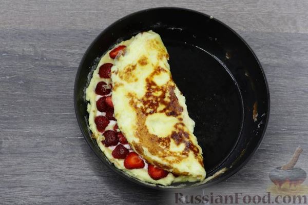 Омлет с клубникой и творожным сыром