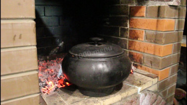 Томленый борщ в казане с кабачками и яблоками