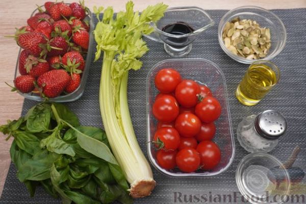 Салат с клубникой, помидорами, сельдереем и базиликом