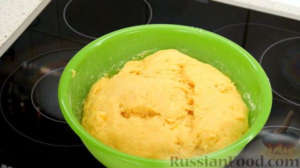 Пасхальный кулич с орехами, цукатами, цедрой и специями