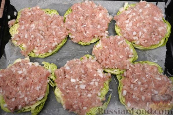 Молодая капуста, запечённая с фаршем, помидорами и сыром