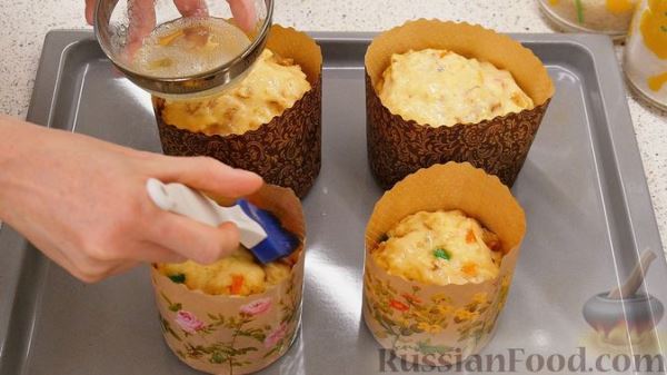 Пасхальный кулич с орехами, цукатами, цедрой и специями