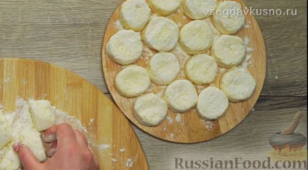 Нежные сырники с клубничным соусом